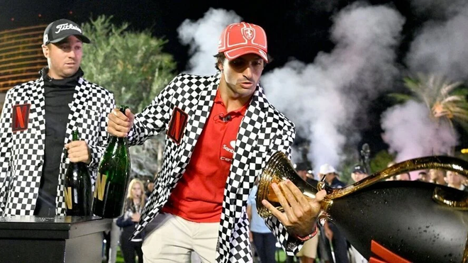 Carlos Sainz se proclama campeón de la Netflix Cup... ¡y destroza el trofeo!