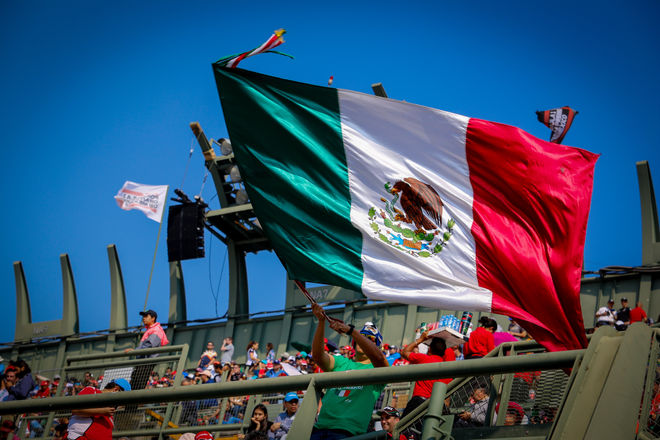 AIRE ENRARECIDO Y AIRE CALIENTE
Red Bull encabeza los tiempos en la sesión inaugural en el Autódromo
