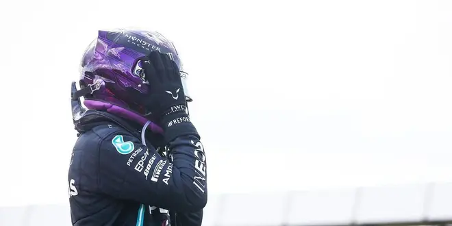 Lewis Hamilton cruza la bandera a cuadros con una rueda pinchada y se alza con la victoria in extrem