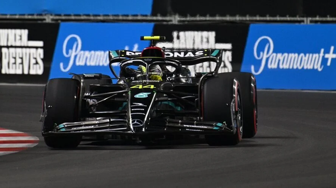 Hamilton: "Nuestro coche tiene puntos fuertes, pero es difícil sacarle todo el rendimiento"