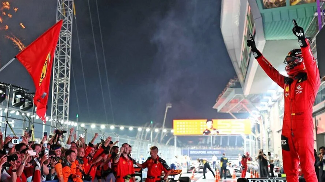 Carlos Sainz se lleva una astuta victoria en el Gran Premio de Singapur