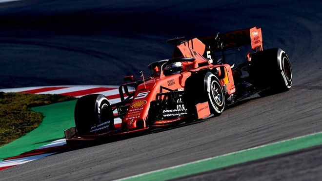 Sebastian Vettel dispara primero y lidera la jornada matutina de test en Barcelona