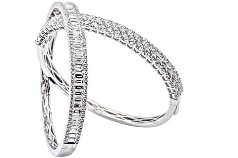 18k White Gold Bangle Bracelet with 6.02 carats of round and baguette diamonds