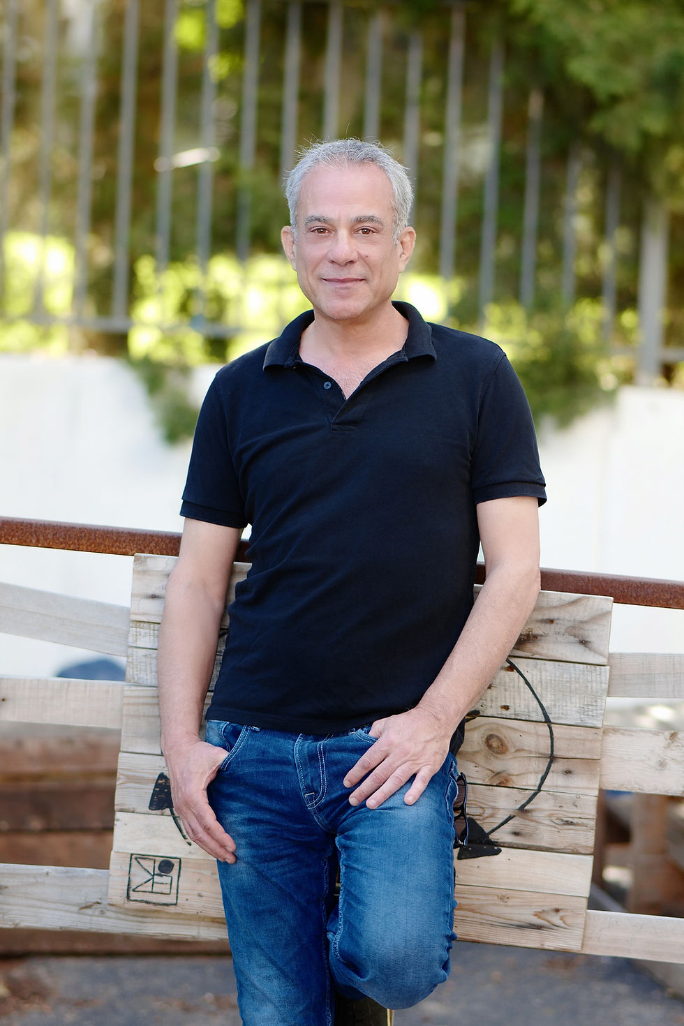 תמונה של אלן רות, עומד ליד ספסל