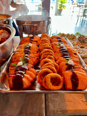 Um almoço completo! Com opções em comidas mineiras e contemporâneas, carnes, saladas e muito mais!