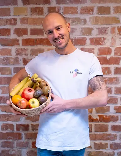 Basti mit Obstkorb