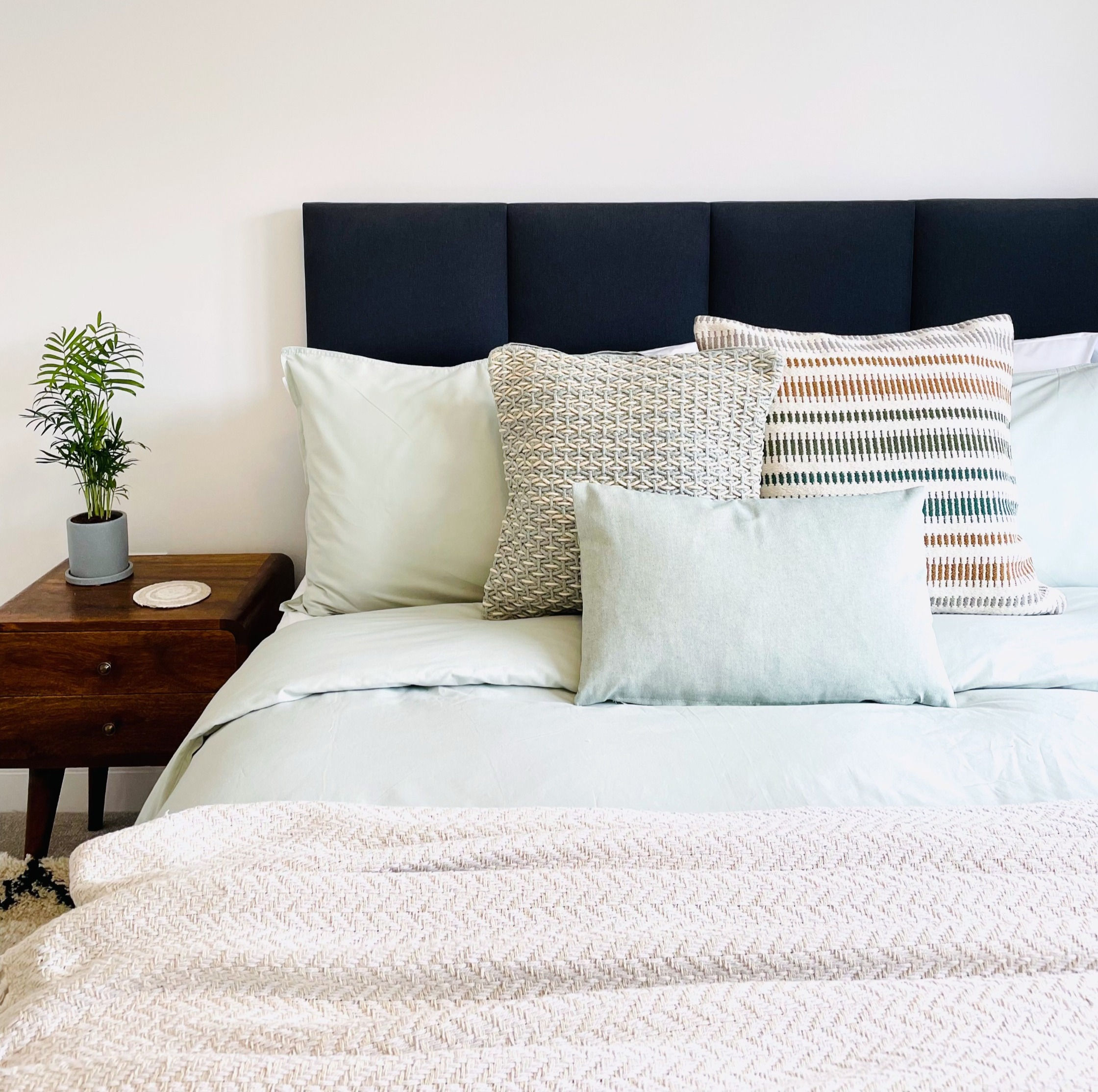 Bedroom Design Cushions and Throw