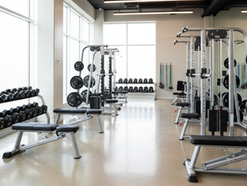 Academia moderna com equipamentos bem conservados demonstrando como a conservação inteligente fortalece a imagem e valoriza o ambiente fitness.