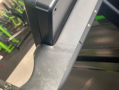 Comparação entre uma academia apenas limpa e uma academia bem conservada, destacando equipamentos revitalizados e ambientes visualmente valorizados.