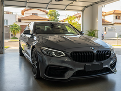 Veículo premium com pintura espelhada representando proteção inteligente, conservação automotiva e tecnologia aplicada ao cuidado das superfícies.