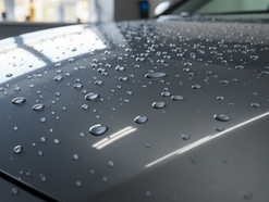 Veículo premium com pintura protegida representando a Tecnologia Natural Resinada aplicada à conservação automotiva.