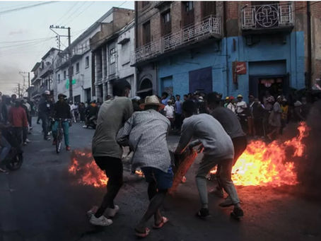 Protesters erect barricades as they demonstrate against repeated water and electricity outages in Antananarivo on September 25, 2025. © Rijasolo, AFP