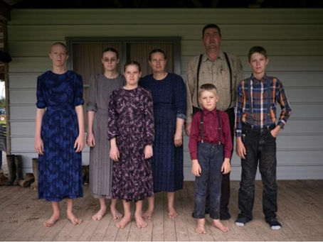David Klassen, einer der Gründer der mennonitischen Gemeinde in Masisea im peruanischen Amazonasgebiet, posiert mit seiner Familie für ein Foto (ERNESTO BENAVIDES) (ERNESTO BENAVIDES/AFP/AFP)