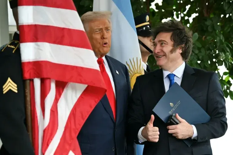 O presidente argentino Javier Milei, fotografado com o líder americano Donald Trump na Casa Branca em outubro, não participará da cúpula do G20 na África do Sul (ANDREW CABALLERO-REYNOLDS) (ANDREW CABALLERO-REYNOLDS/AFP/AFP)