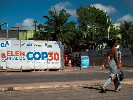 Belém street with hoardings and construction (Photo: Agência Brasil)