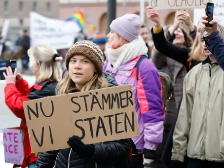 Die schwedische Klimaaktivistin Greta Thunberg hält bei einer Demonstration in Stockholm im Jahr 2022 ein Schild mit der Aufschrift „Lasst uns den schwedischen Staat verklagen“. Foto: Christine Olsson/TTP