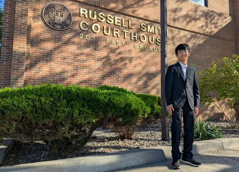 Joseph Lee, de 19 anos, um dos jovens autores do caso Lighthiser v. Trump, afirma que foi "significativo" testemunhar neste caso acompanhado de perto (Issam AHMED) Issam AHMED/AFP/AFP