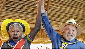 O líder indígena mais conhecido do Brasil, o cacique Raoni Metuktire, quer que o presidente Luiz Inácio Lula da Silva designe mais terras amazônicas como território indígena protegido para ajudar a evitar o desmatamento © Ricardo STUCKERT / PRESIDÊNCIA DO BRASIL/AFP.