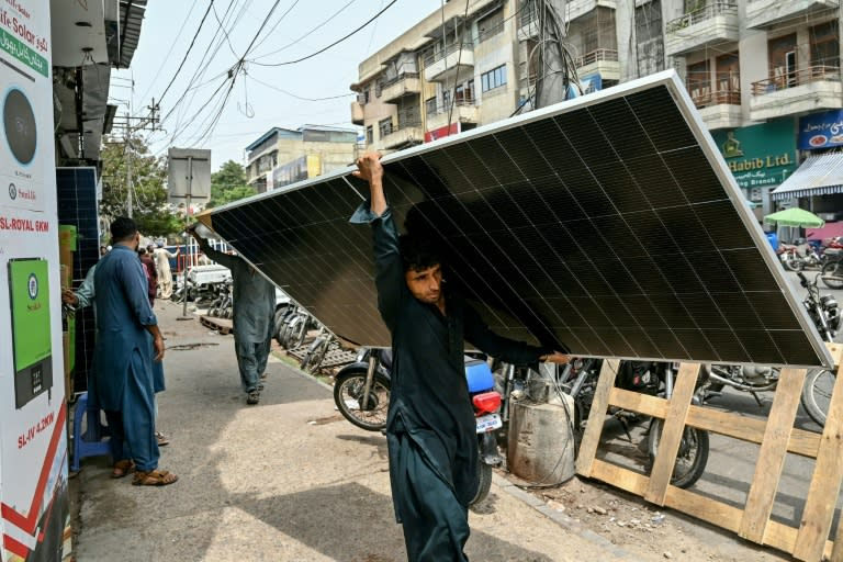 Os paquistaneses estão cada vez mais abandonando a rede elétrica nacional em favor da energia solar, o que desencadeia um boom no fornecimento de painéis de telhado (Asif HASSAN) (Asif HASSAN/AFP/AFP)