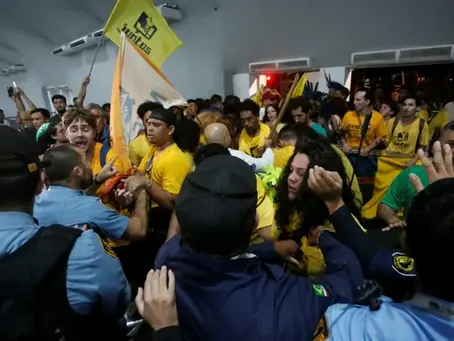 Agentes de segurança entram em confronto com indígenas e estudantes durante invasão do local da COP30, a Conferência das Nações Unidas sobre Mudanças Climáticas, em Belém, Brasil (Olga Leiria). (Olga Leiria/AFP/AFP)