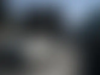 Ein Haus und ein Auto brannten bei einem Waldbrand in Caridade bei Monterrei in der Provinz Ourense in Nordspanien am 14. August 2025 nieder. [Miguel Riopa/AFP]