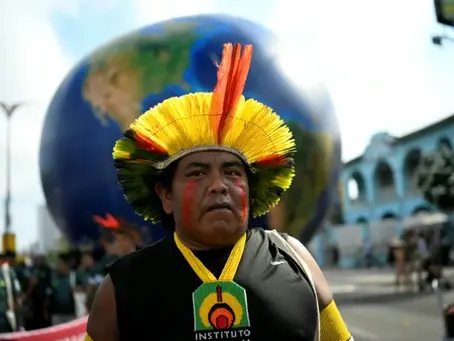 Sob um sol escaldante, indígenas e ativistas se misturaram em uma manifestação festiva em Belém, Brasil (Mauro PIMENTEL). (Mauro PIMENTEL/AFP/AFP)