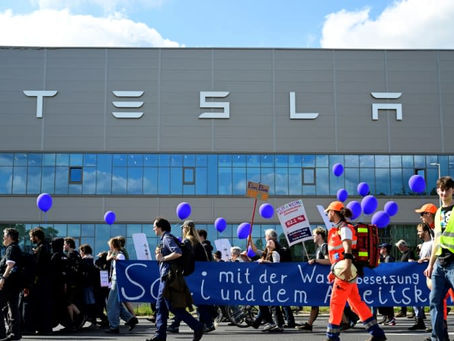 Hunderte protestieren vor Teslas deutschem Werk 12/05/2024