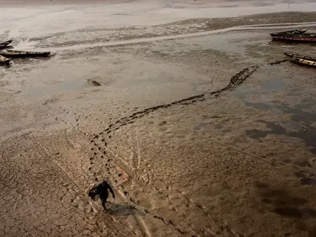 Uma pessoa caminha pelo Lago do Aleixo, atingido pela seca, a leste de Manaus, Amazonas, Brasil, em 15 de setembro de 2024 [Raphael Alves/EPA]