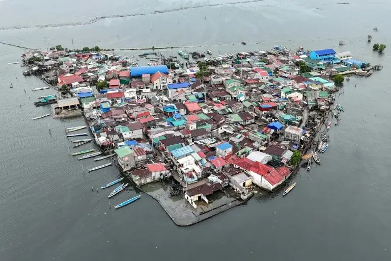 Die Bucht von Manila verschluckt die philippinische Insel Pugad, deren Landabsenkung durch den steigenden Meeresspiegel noch verstärkt wird (Ted ALJIBE)