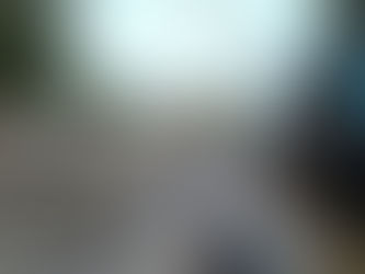 Ein Polizist beobachtet, wie Arbeiter nach einem heftigen Sturm in Multan, Pakistan, am 28. Mai einen umgestürzten Turm entfernen (Shahid Saeed MIRZA).Shahid Saeed MIRZA/AFP/AFP