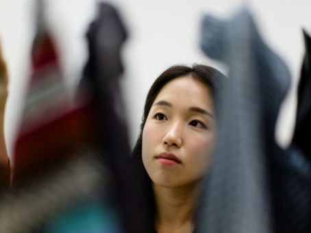 Keine neuen Kleider: Südkoreanischer Klimaaktivist nimmt übermäßigen Konsum ins Visier 06/02/2025