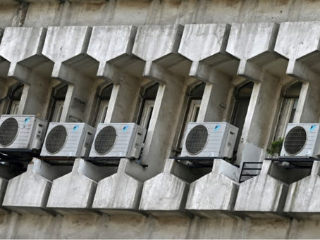 Im vergangenen Jahr wurden in Indien 14 Millionen Klimaanlagen verkauft, wobei bis Mitte des Jahrhunderts eine Verneunfachung der Zahl der Haushalte mit Klimaanlagen prognostiziert wird (Sajjad HUSSAIN).Sajjad HUSSAIN/AFP/AFP