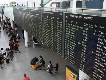 Klimaaktivisten kleben auf dem Rollfeld des Münchner Flughafens 19/05/2024