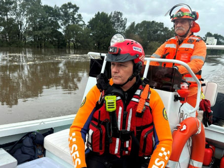 Flutopfer sitzen auf Dächern fest, während heftige Regenfälle den Osten Australiens heimsuchen / Foto: © NEW SOUTH WALES STATE EMERGENCY SERVICE/AFP.