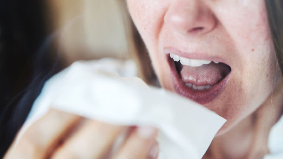 Nahaufnahme einer niesenden Frau