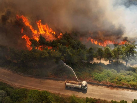 Feuerwehrleute bekämpfen am 11. Mai Waldbrände in den turkmenischen Bergen im Gebiet Rabiah in der westlichen Provinz Latakia in Syrien. | Syrische Arabische Nachrichtenagentur (SANA) / via AFP