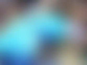 Mehrere Menschen nutzten Sonnenschirme, um am Sonntag die Ansprache von Papst Leo XIV. auf dem Petersplatz im Vatikan zu verfolgen (Tiziana FABI) (Tiziana FABI/AFP/AFP)