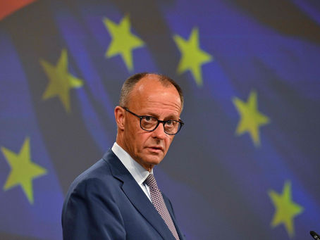 Der deutsche Bundeskanzler Friedrich Merz hält am 9. Mai 2025 eine gemeinsame Pressekonferenz mit dem Präsidenten der Europäischen Kommission im EU-Hauptquartier in Brüssel. (Foto: Nicolas TUCAT / AFP)