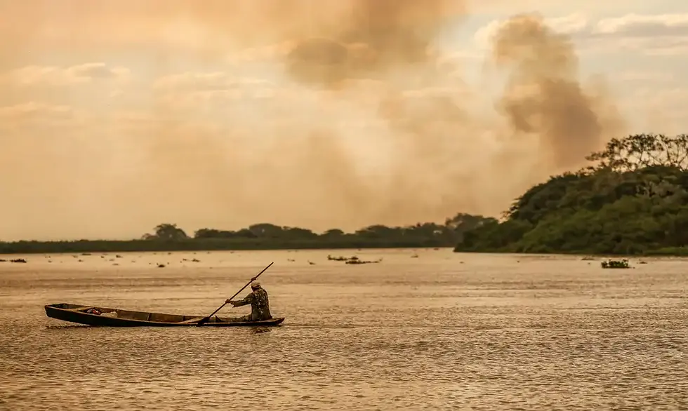 Corumbá (MS), 28/06/2024 - Ribeirinho observa fumaça de queimadas nos arredores de Corumbá-MS. Foto: Marcelo Camargo/Agência Brasil© Marcelo Camargo/Agência Brasil