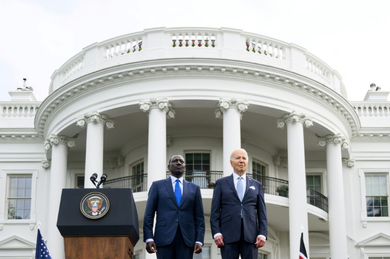 US-Präsident Joe Biden (rechts) und der kenianische Präsident William Ruto stehen während der offiziellen Ankunftszeremonie auf dem Südrasen des Weißen Hauses in Washington, DC, während die Nationalhymnen gespielt werden.