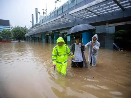 Erdrutsche fordern 6 Verletzte, während sich Südchina auf "Jahrhunderthochwasser" vorbereitet 21/04/2024