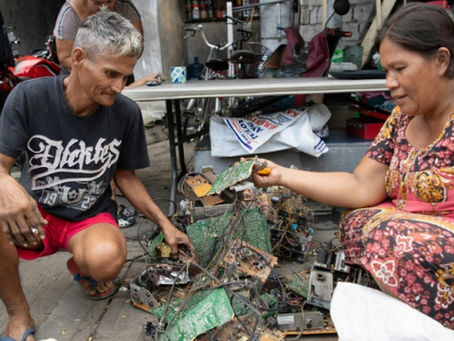 'Food on the table' outweighs health risks for Philippine e-waste dismantlers / Photo: © AFP'