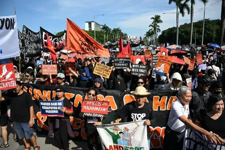 Manifestantes participam de um protesto contra projetos fraudulentos de controle de enchentes, um dos maiores escândalos de corrupção do país em décadas, em Manila, em 21 de setembro de 2025. (TED ALJIBE) TED ALJIBE/AFP/AFP