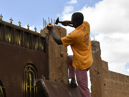 Hamissou Issiakou murrte, während er sein Haus entkernte. AFP Archiv