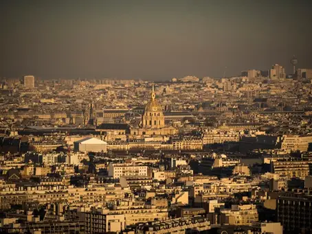Blick auf die Skyline von Paris vom Airparif-Ballon aus, der Organisation, die für die Überwachung der Luftqualität in der Region Ile de France zuständig ist. (Foto von LIONEL BONAVENTURE / AFP)