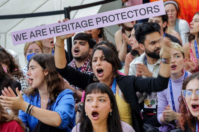 Kämpfen für die Zukunft: Klimaaktivisten heben Plakate während eines Protests gegen fossile Brennstoffe hinter den Kulissen der UN-Klimakonferenz (COP28) in Dubai, Vereinigte Arabische Emirate, am 12. Dezember 2023.