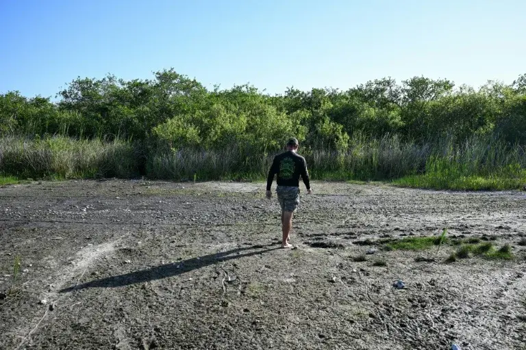 Der Eigentümer von Mack's Fish Camp, Marshall Jones, durchquert am 16. Mai 2025 den von Dürre heimgesuchten Everglades-Nationalpark in Pembroke Pines, Florida (CHANDAN KHANNA) (CHANDAN KHANNA/AFP/AFP).