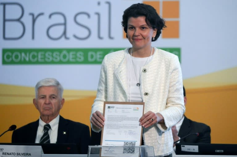 Camila Borges, Führungskraft bei ExxonMobil, gibt ihr Gebot für die Exploration des Amazonasbeckens während einer Versteigerung von Ölfeldern durch die brasilianische Öl- und Gasregulierungsbehörde (ANP) in Rio de Janeiro am 17. Juni 2025 ab (Mauro PIMENTEL)Mauro PIMENTEL/AFP/AFP.