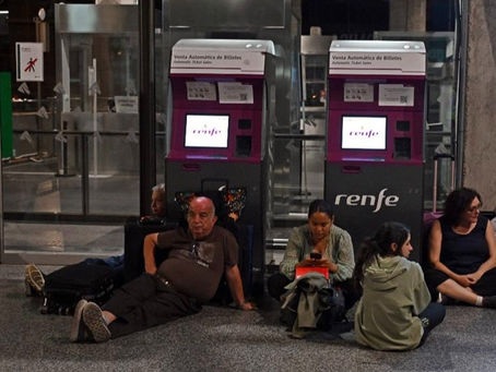 Reisende sitzen und liegen auf dem Boden, während sie sich darauf vorbereiten, die Nacht im Bahnhof von Córdoba zu verbringen, während ein massiver Stromausfall die gesamte Iberische Halbinsel und den Süden Frankreichs betrifft, in Córdoba, am 28. April 2025/AFP.