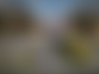 Müllsäcke voller Kleidung liegen bei einer Protestaktion im März vor dem französischen Senat (Kiran RIDLEY, Kiran RIDLEY)